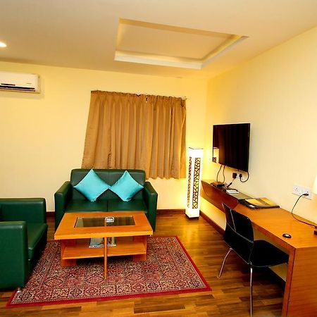 Hotel Crestwood Kolkata Exterior photo
