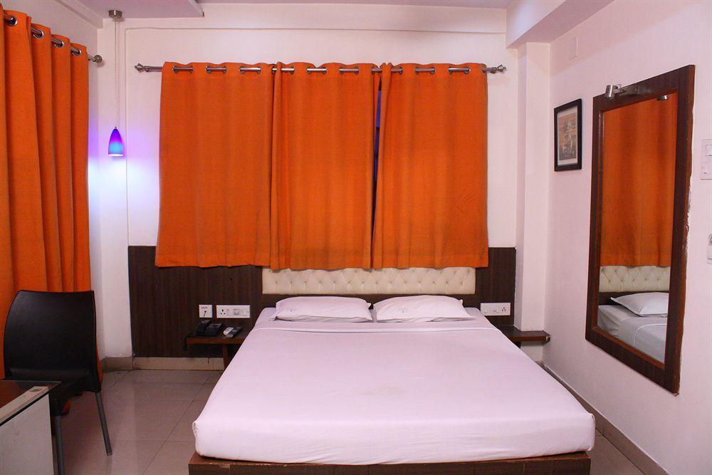 Hotel Crestwood Kolkata Exterior photo