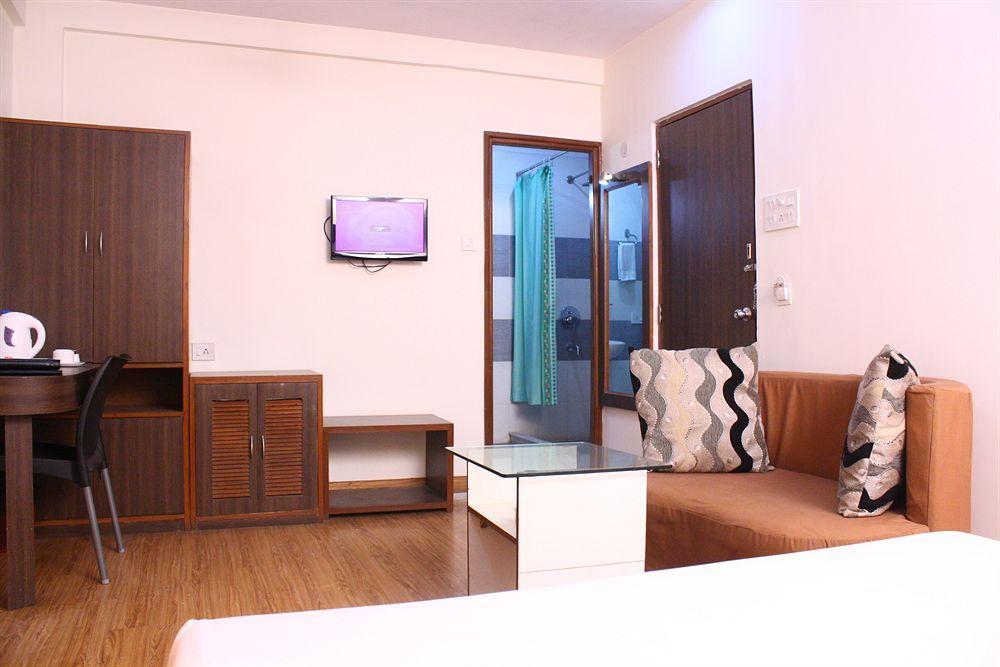 Hotel Crestwood Kolkata Exterior photo