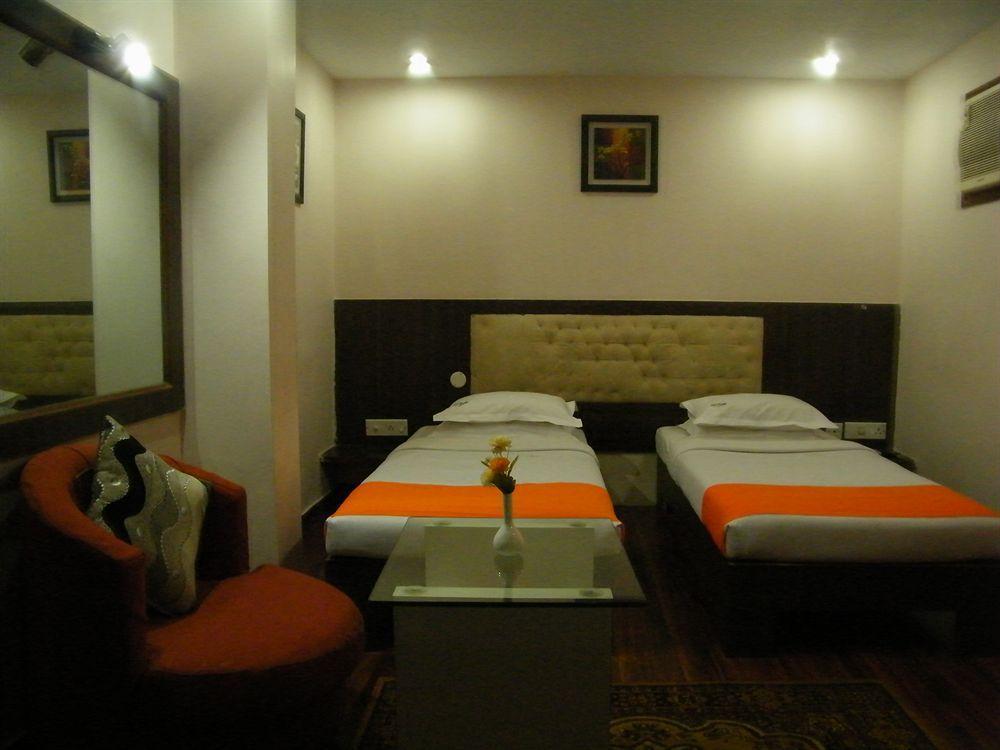 Hotel Crestwood Kolkata Exterior photo