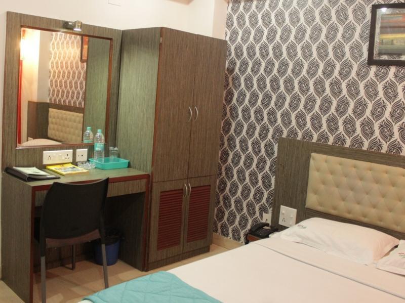 Hotel Crestwood Kolkata Exterior photo