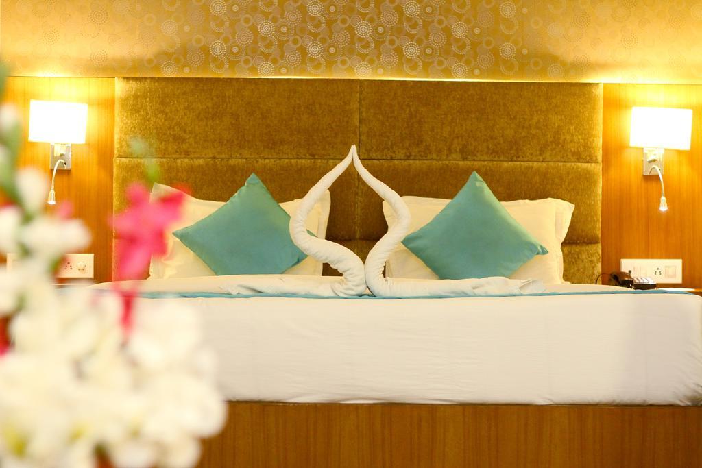 Hotel Crestwood Kolkata Exterior photo