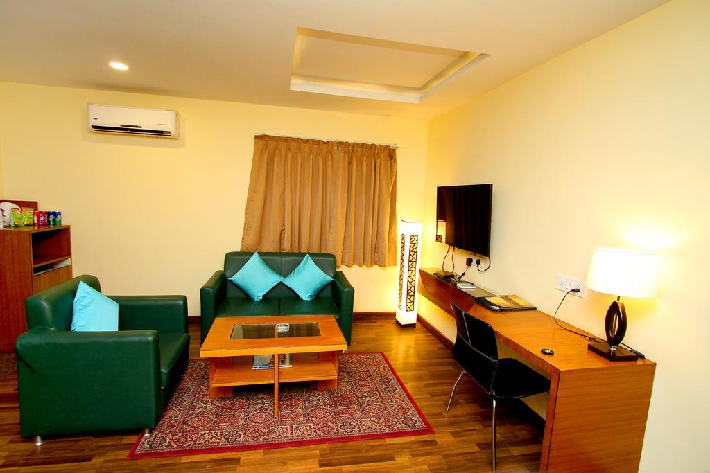 Hotel Crestwood Kolkata Exterior photo