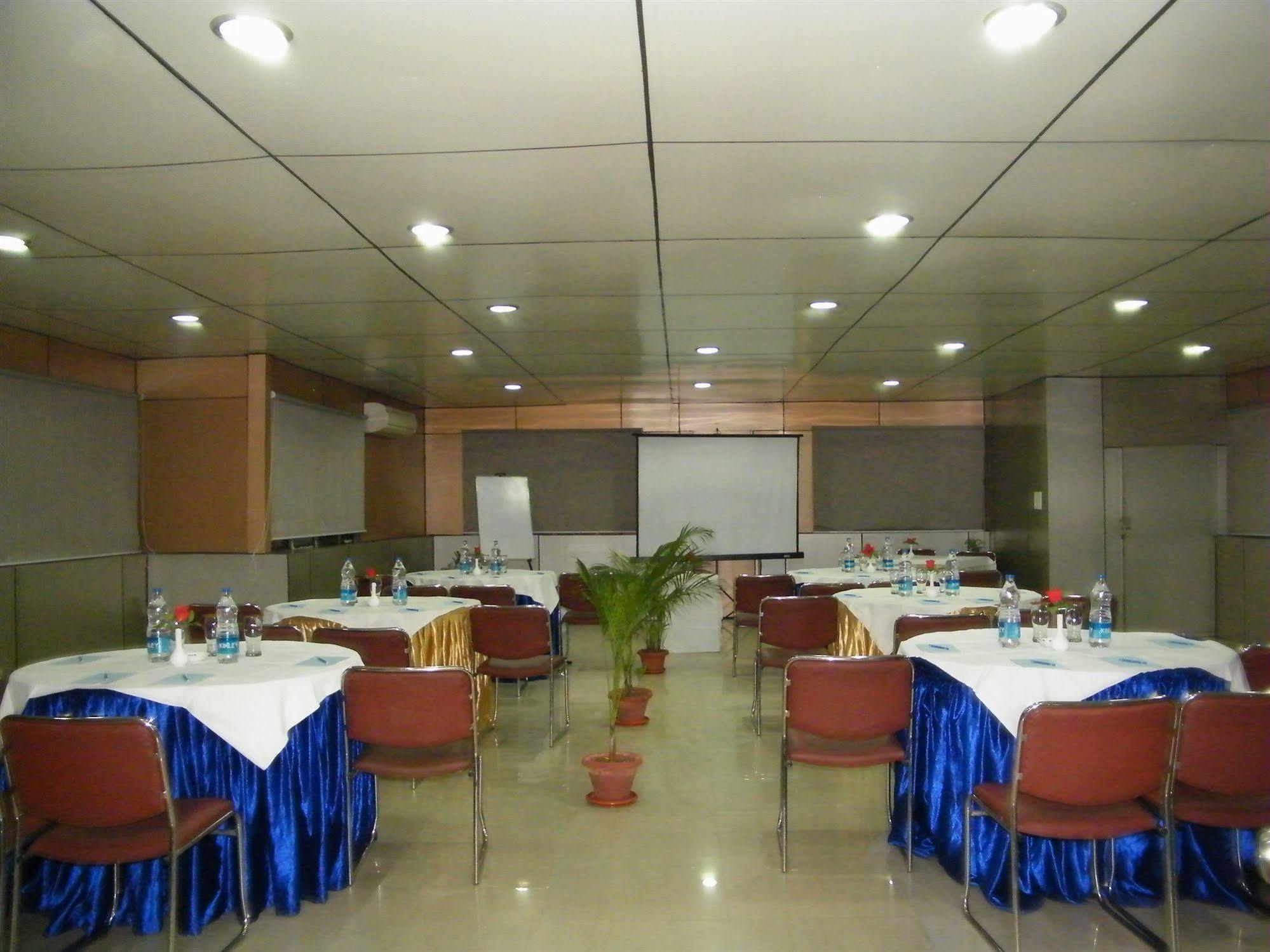 Hotel Crestwood Kolkata Exterior photo