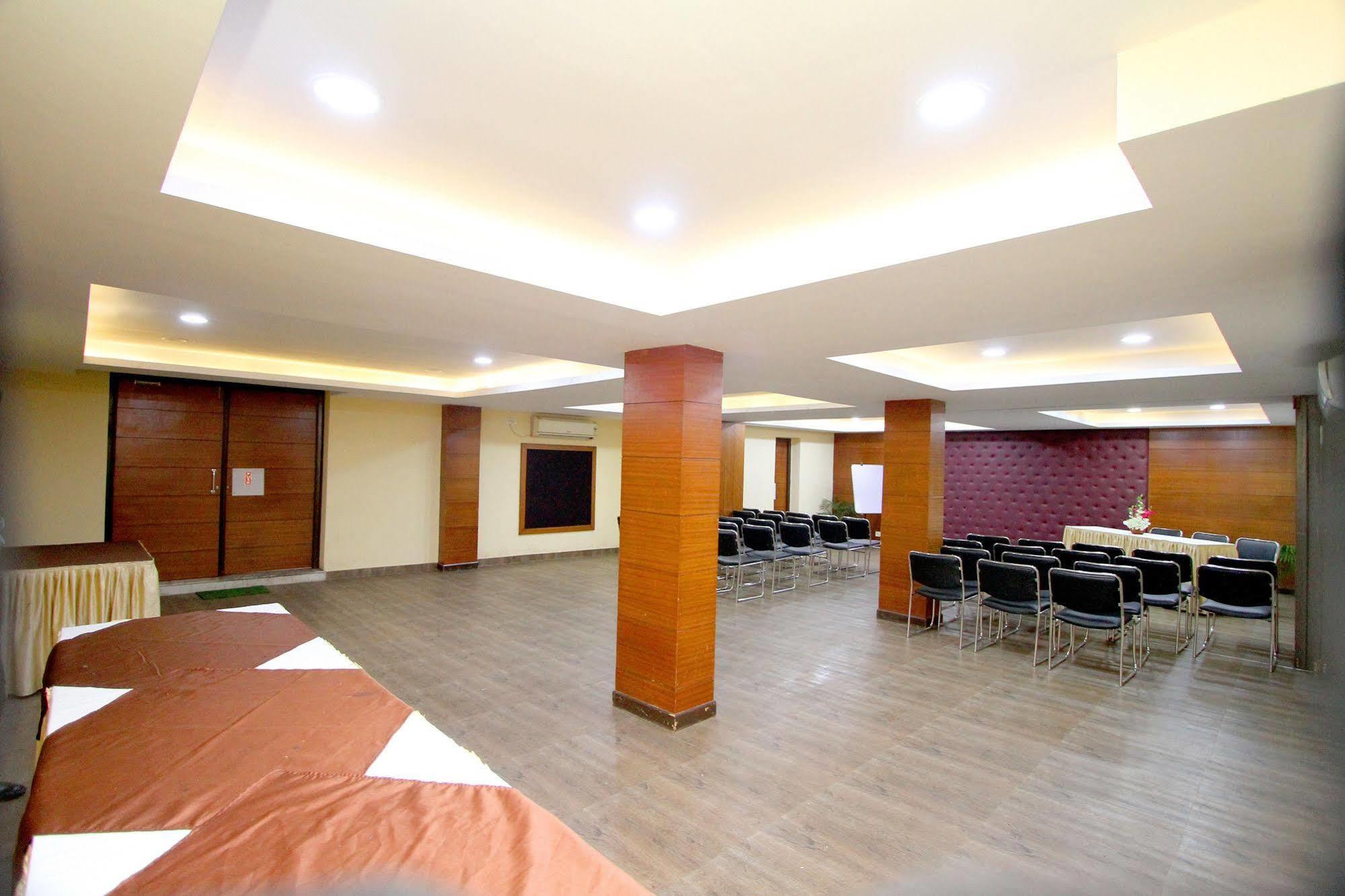 Hotel Crestwood Kolkata Exterior photo