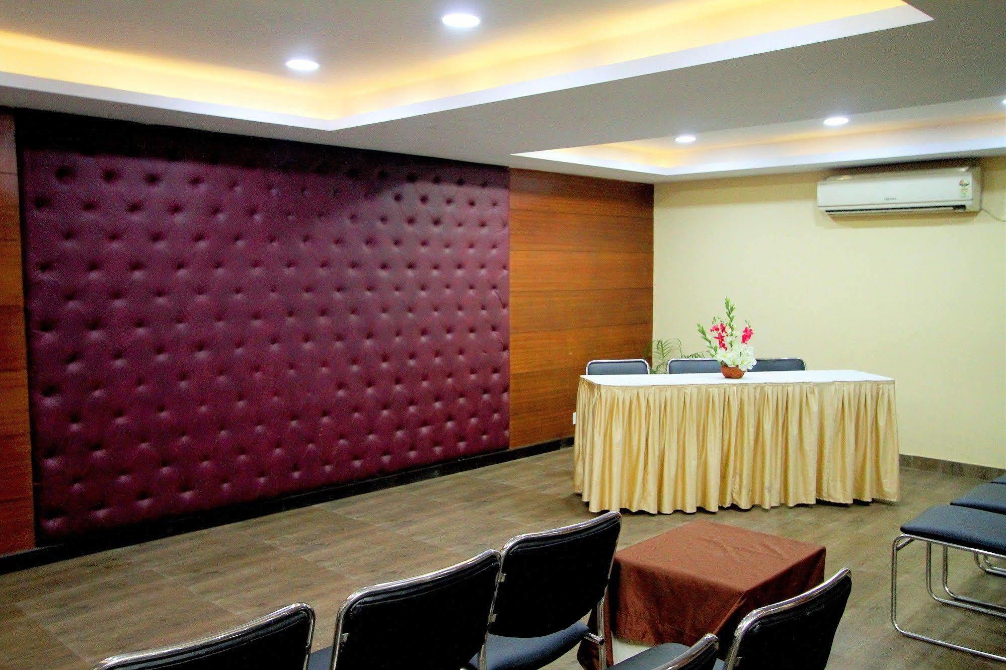 Hotel Crestwood Kolkata Exterior photo